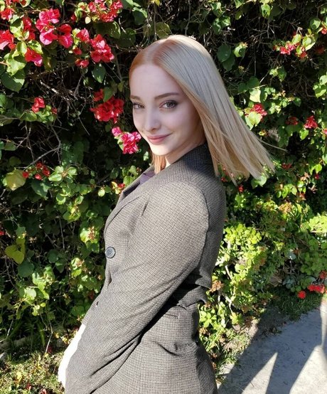 Emma Dumont star art pictures