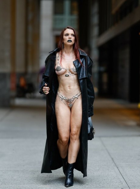 Julia Fox top model pics