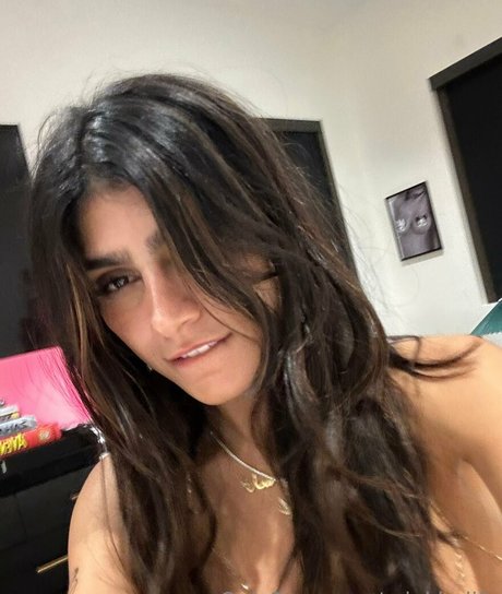 miakhalifa nudes actress pictures