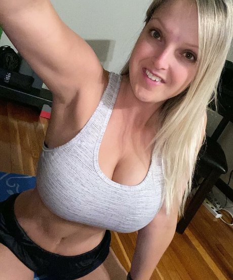 HealthyHappyFitandProud star sexy picture