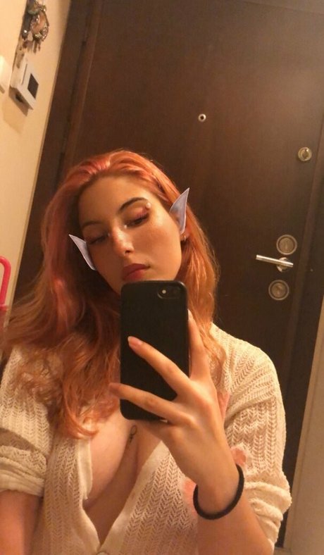 Beyza Durusu naked model image