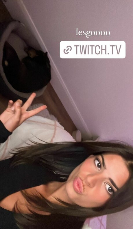 Develique sex model picture