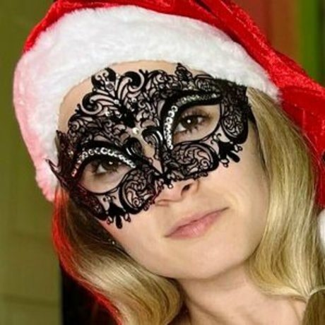 MissBlondeBunny naked model pic