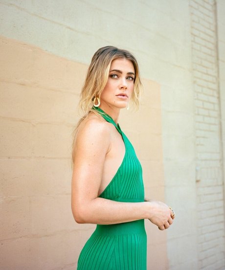 Melissa Roxburgh model top pictures