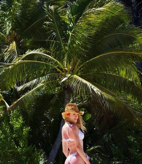 Melissa Roxburgh nudes actress photo
