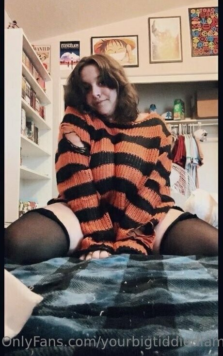 yourbigtiddiedlamb nude model pic