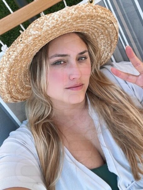 Naomi Kyle star exclusive photo
