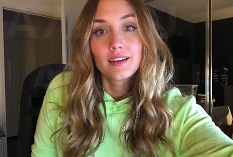 Naomi Kyle model art pic