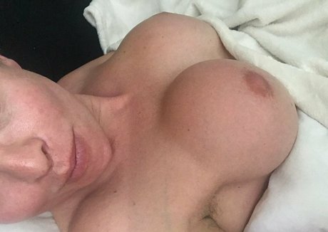 ladyharknessxxx naked actress img