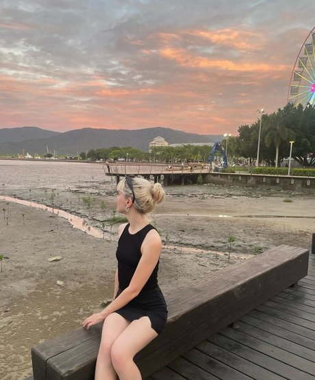 Maisie Peters star pornographic pic