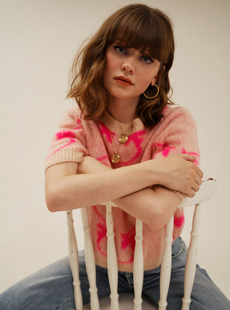 Maisie Peters sexy actress pic