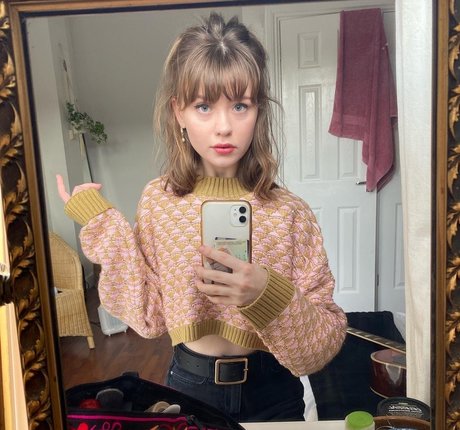Maisie Peters model adult pic