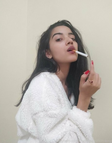 thebeautyofsmoking hd pornstar pic