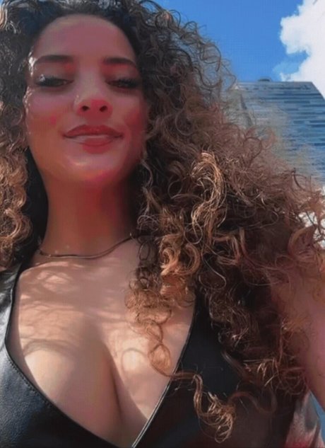 Sofie Dossi sexy actress pic