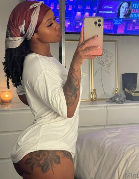therealbombshell mint star exclusive picture