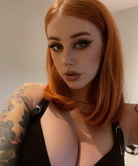 Hollie Rutter adult model image