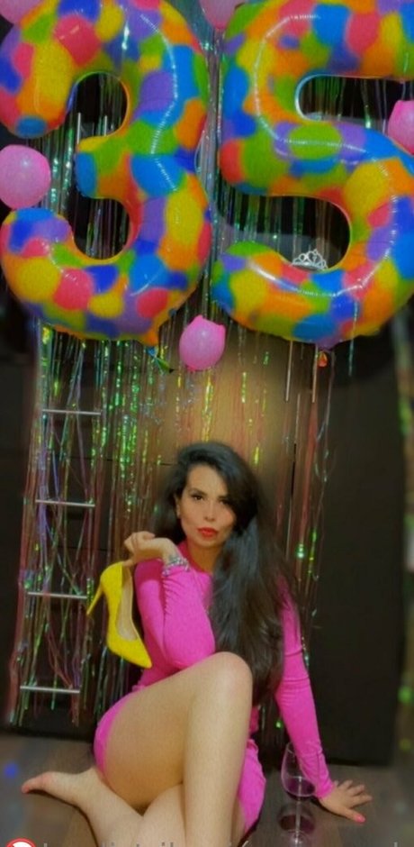 iamfey model top picture