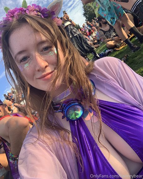 Haileeybear model naked photo