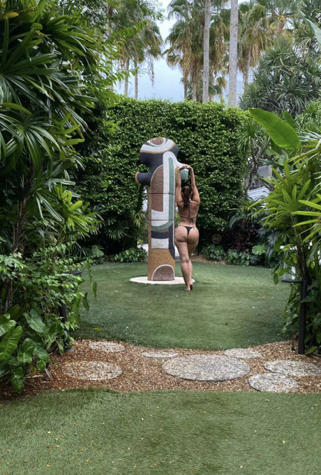 Yesjulz nudes model pic