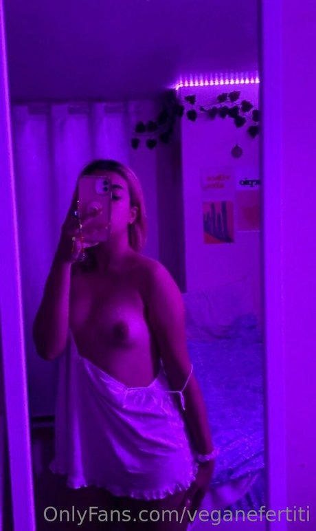 veganefertiti free model pics