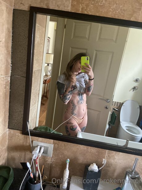 Brokenmirror   sexy actress img