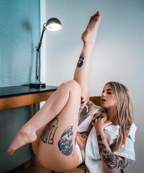Brokenmirror nude model pics