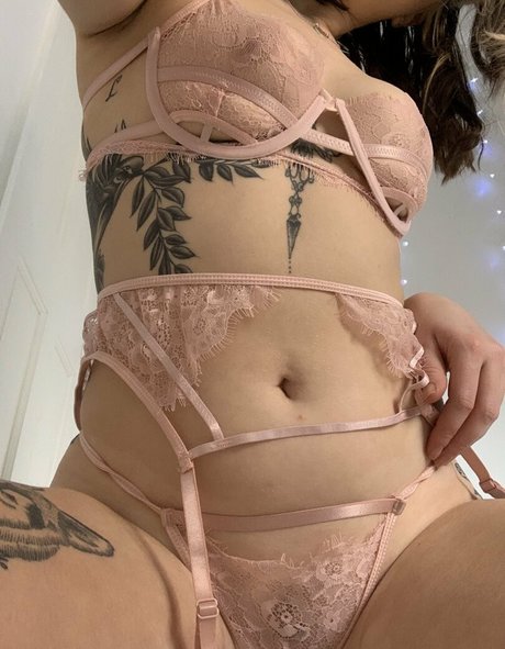 secretangelinked nude model picture