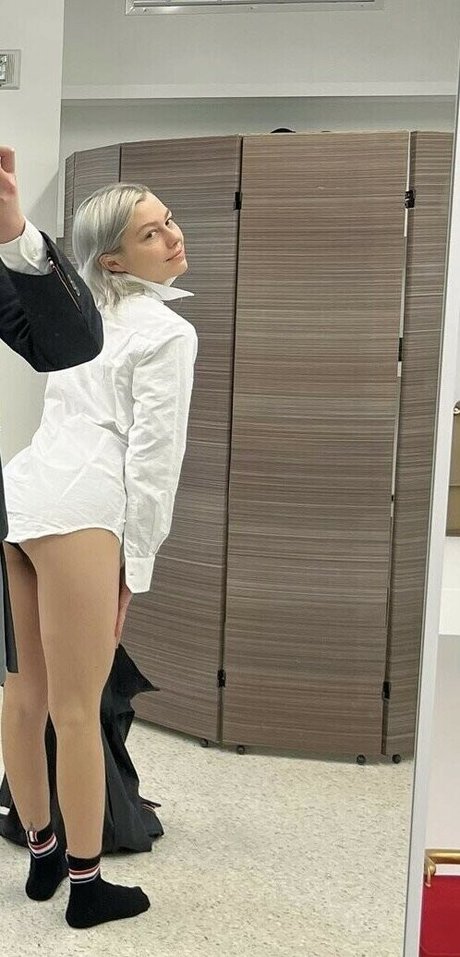 Phoebe Bridgers model perfect pic