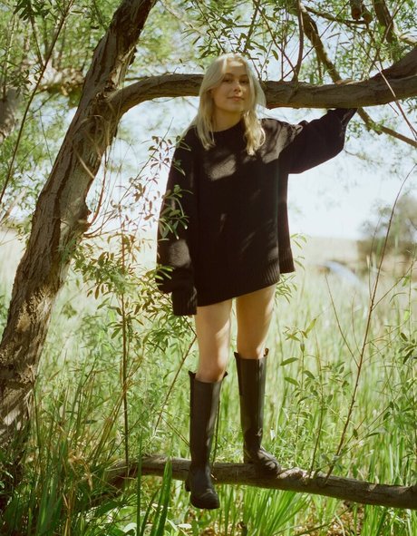 Phoebe Bridgers pornographic star pic