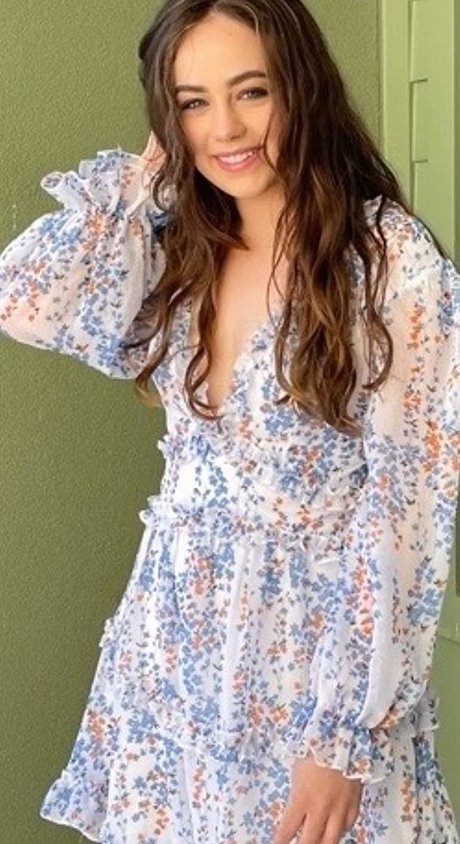 Mary Mouser star photo
