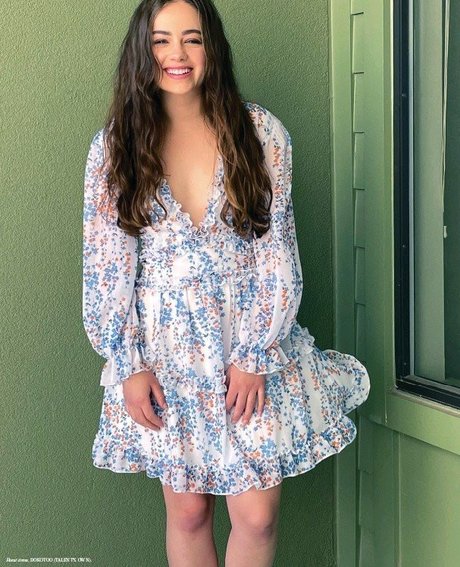 Mary Mouser adult model pictures