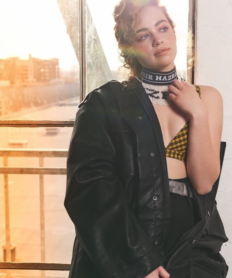 Mary Mouser pretty pornstar pictures