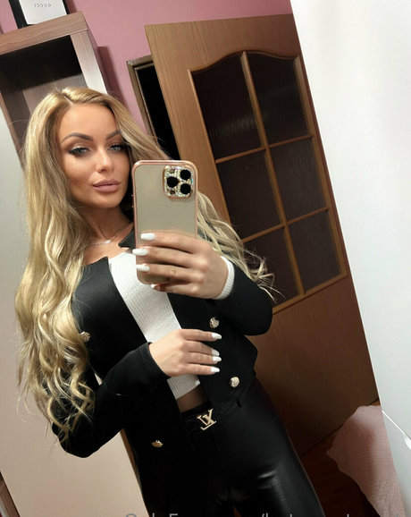 hotblondesarah model sexy picture