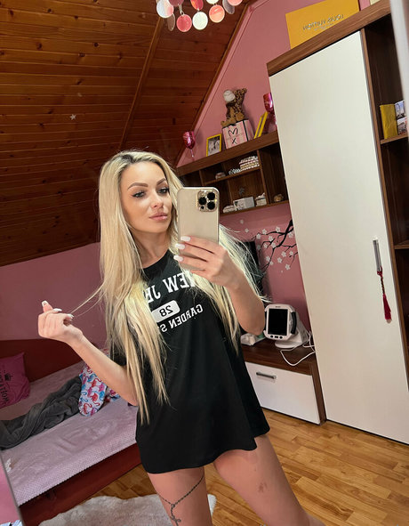 hotblondesarah erotic model pic