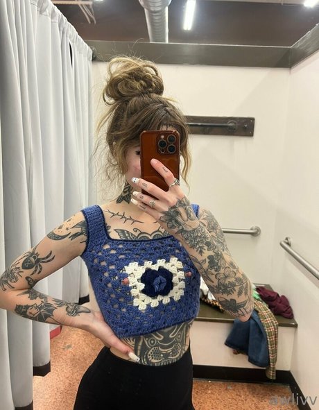 Awlivv naked model picture