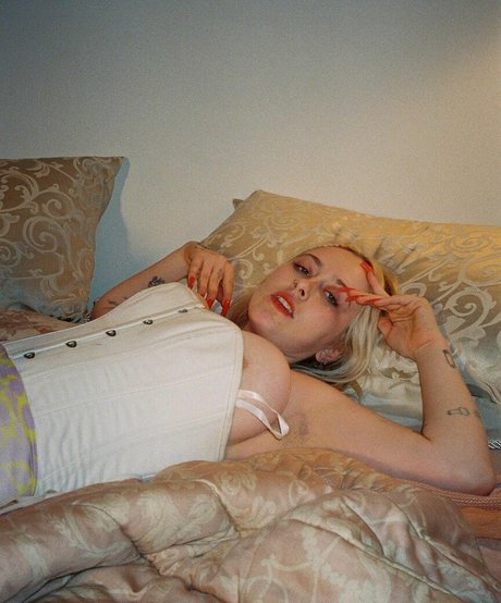 Harmony Tividad erotic model image