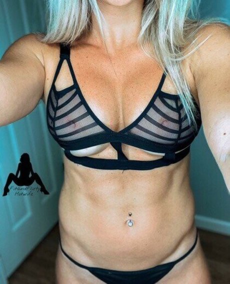 FitandFlirtyHotwife star naked pic