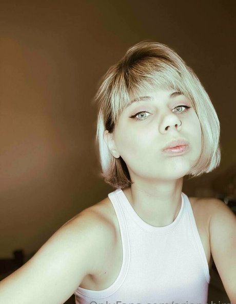 arianabird sexy actress pic