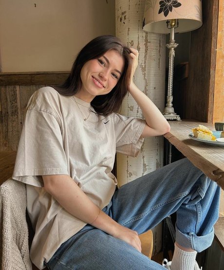 Ava Rose Beaune model hd image