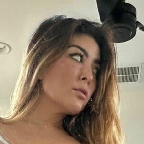 Ashlynn Arias model top image