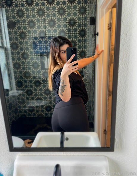 Ashlynn Arias model nude pic