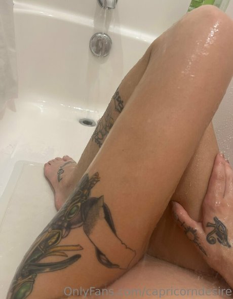 capricorndesire model naked pic