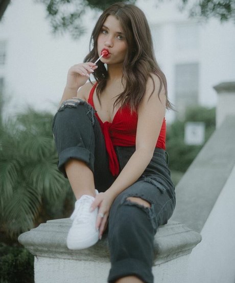 Nessa Barrett xxx model pic
