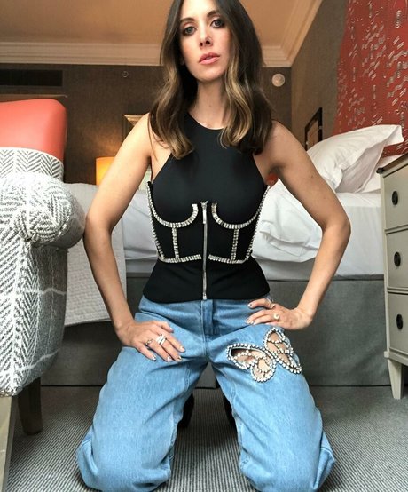 Alison Brie nude star photo