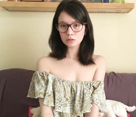 Mia Kerin sexy actress image