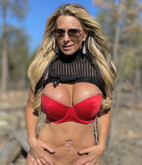 ainsleedivine pretty model pic