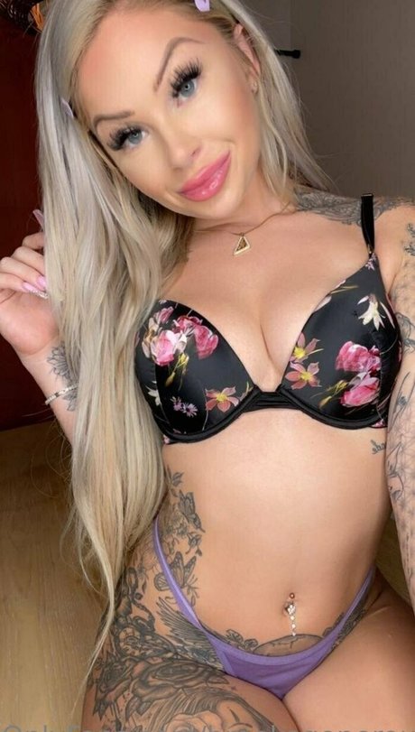 brookegonerouge nude model pic