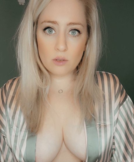 lottielushloves model top image