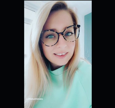 lottielushloves nude actress photo