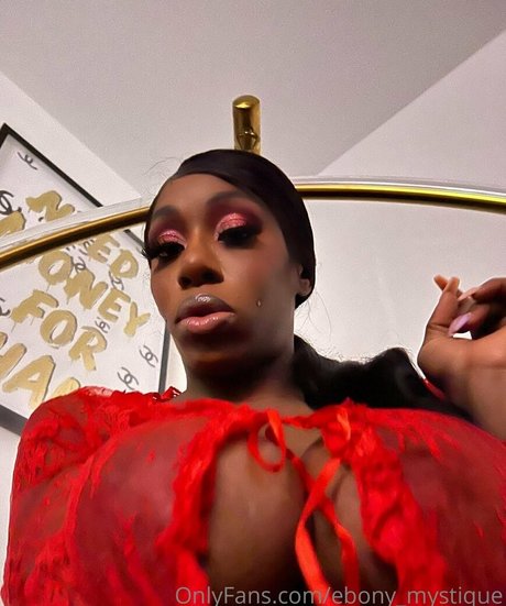 Ebony Mystique star nude photo